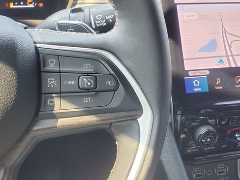 Used 2025 Jeep Grand Cherokee L Limited AWD/4WD image 16