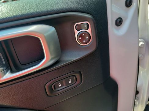 Used 2018 Jeep Wrangler Unlimited Sahara AWD/4WD image 14