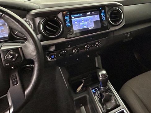 Used 2019 Toyota Tacoma TRD Off-Road AWD/4WD image 12