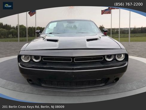 Used 2015 Dodge Challenger SXT RWD image 2