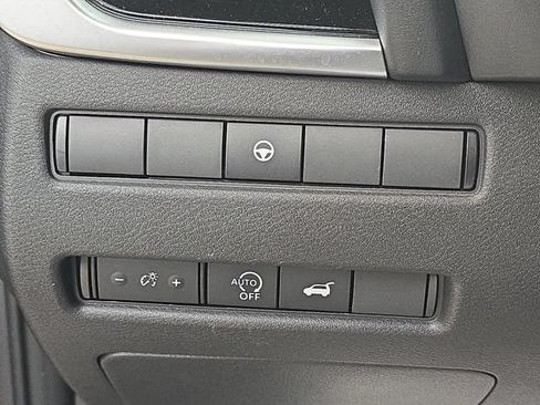 Used 2025 Nissan Rogue SL FWD image 31