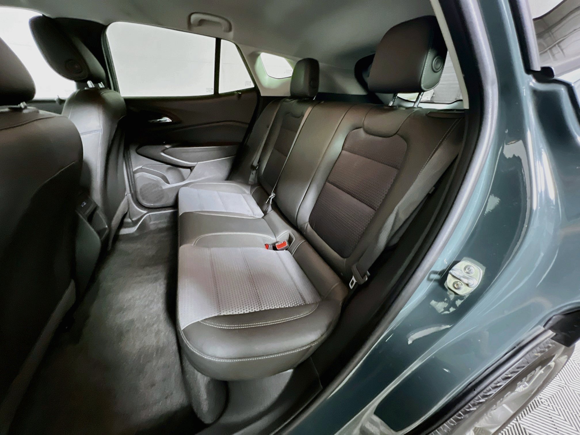 Used 2025 Chevrolet Trax LT FWD image 28