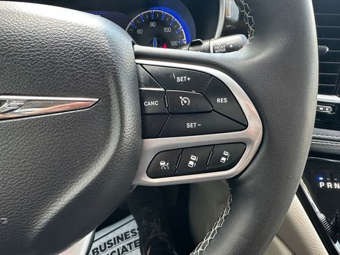 Certified 2023 Chrysler Pacifica Limited FWD image 4