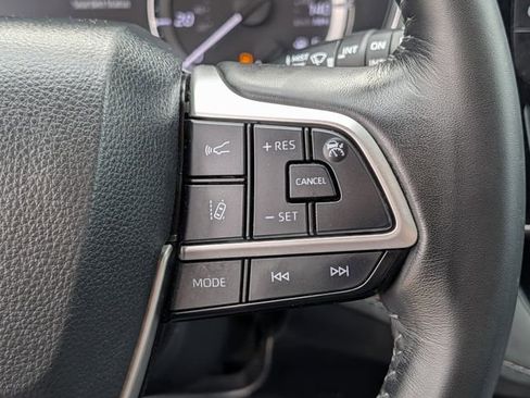 Used 2023 Toyota Highlander XLE FWD image 20