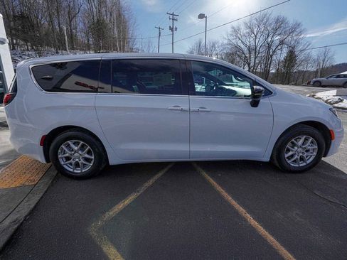 New 2026 Chrysler Pacifica Select image 4