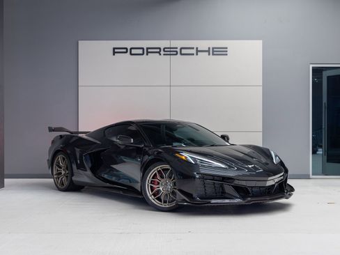 Used 2024 Chevrolet Corvette Z06 w/ Z07 Performance Package image 9