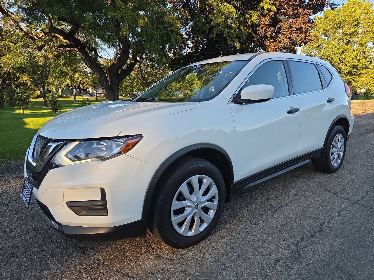 Used 2017 Nissan Rogue S AWD/4WD image 2