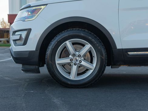 Used 2017 Ford Explorer XLT w/ Equipment Group 202A image 9