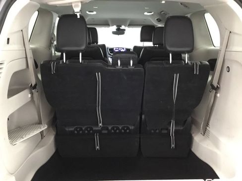 Used 2023 Chrysler Pacifica Touring-L FWD image 15
