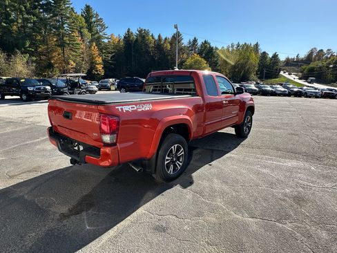 Used 2017 Toyota Tacoma TRD Sport image 4