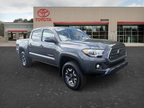 Used 2019 Toyota Tacoma TRD Off-Road w/ Technology Package AWD/4WD image 3