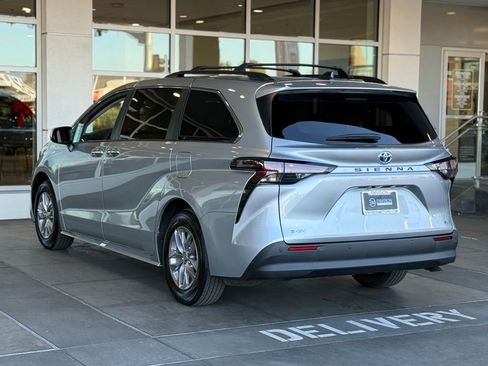 Used 2025 Toyota Sienna XLE w/ XLE Plus Package image 9