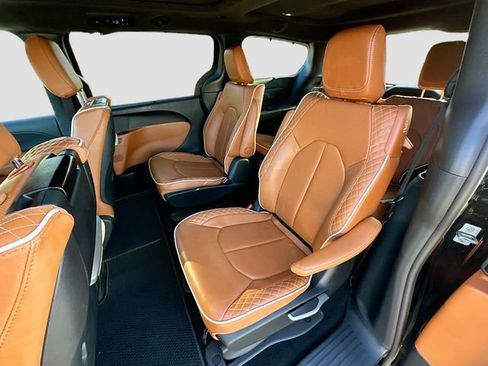 Used 2025 Chrysler Pacifica Pinnacle image 26