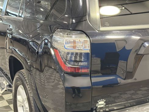 Used 2020 Toyota 4Runner SR5 Premium w/ Moonroof Package AWD/4WD image 18