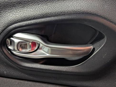 Used 2017 Jeep Cherokee Sport image 7