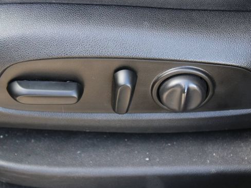Used 2019 Chevrolet Equinox LT FWD image 16