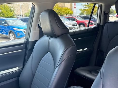 Used 2025 Toyota Highlander XLE FWD image 16