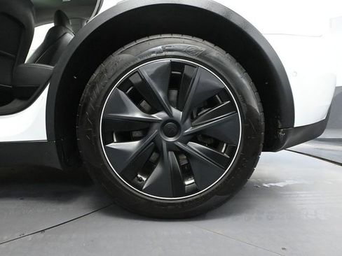 Used 2022 Tesla Model Y Long Range image 11