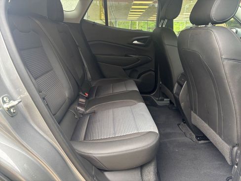 Used 2025 Chevrolet Trax LT FWD image 38