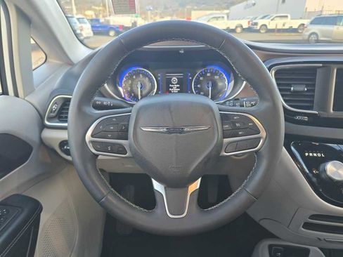 Used 2023 Chrysler Voyager LX image 11