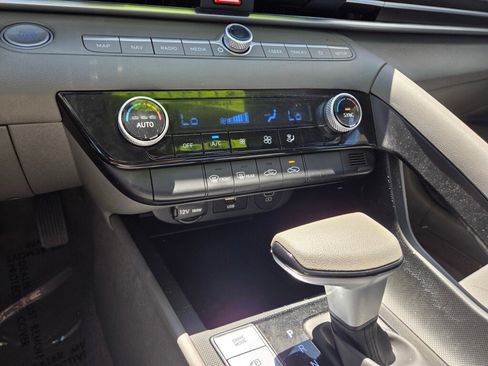 Used 2024 Hyundai Elantra SEL FWD image 17