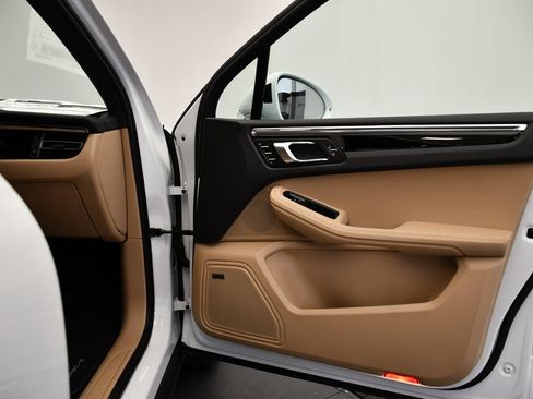 Certified 2026 Porsche Macan AWD/4WD image 47