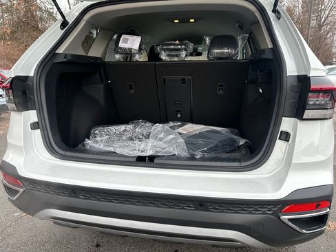 New 2026 Volkswagen Taos SE image 14