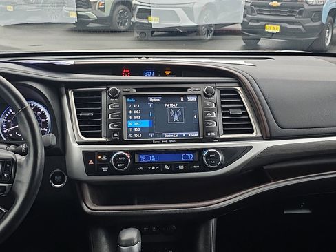 Used 2018 Toyota Highlander Limited Platinum image 24