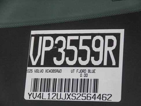 Used 2025 Volvo XC40 B5 Core image 30