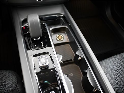 Certified 2025 Volvo XC60 B5 Core w/ Protection Package Premier image 25