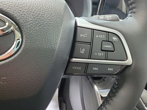 Used 2026 Toyota Highlander Limited AWD/4WD image 27