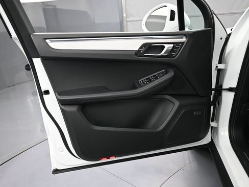Certified 2026 Porsche Macan AWD/4WD image 15