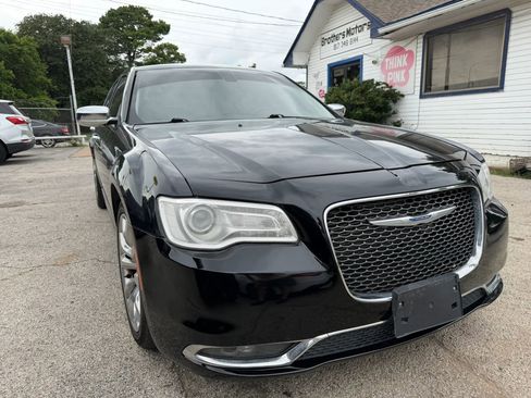 Used 2019 Chrysler 300 Limited RWD image 2