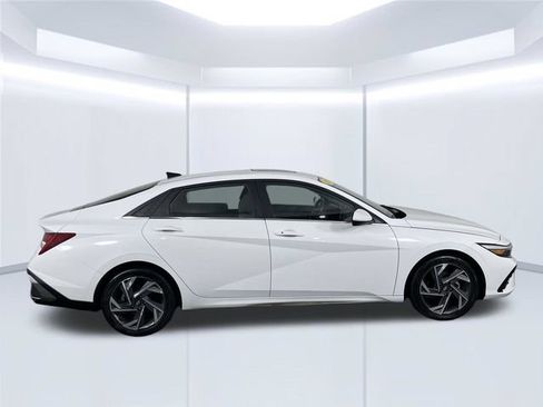 Used 2025 Hyundai Elantra SEL FWD image 42