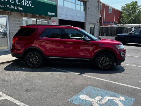 Used 2017 Ford Explorer XLT w/ Equipment Group 202A AWD/4WD image 8