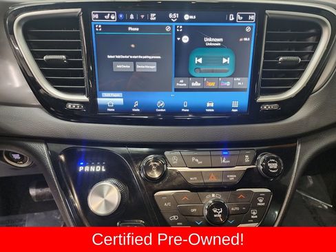 Used 2025 Chrysler Pacifica Select image 18