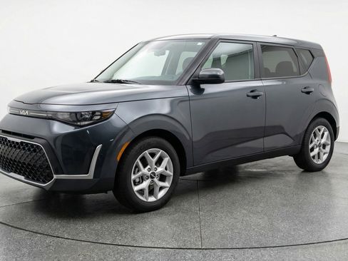 Used 2025 Kia Soul LX w/ LX Technology Package image 3