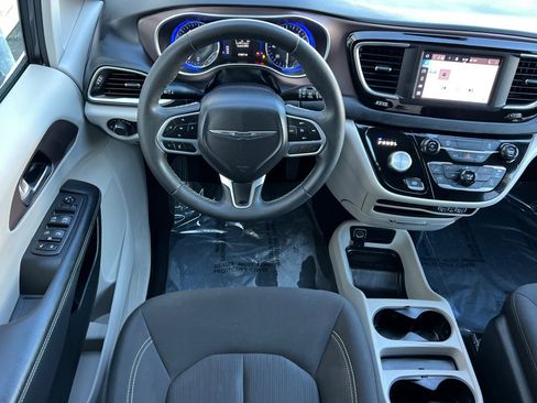 Used 2023 Chrysler Voyager LX image 14