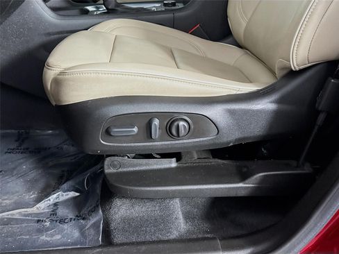 Used 2023 Chevrolet Traverse Premier FWD image 23