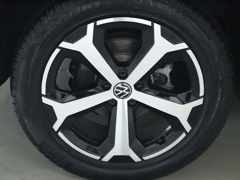 Certified 2025 Volkswagen Tiguan SE image 12