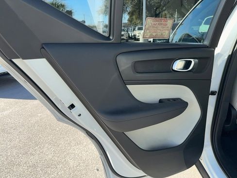 Used 2023 Volvo XC40 B4 Plus image 13