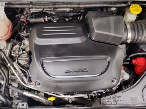 Used 2023 Chrysler Voyager LX image 7