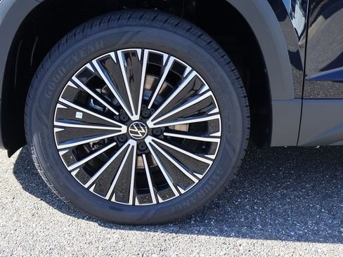 Certified 2025 Volkswagen Taos SE image 9