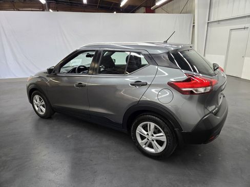 Used 2018 Nissan Kicks S image 3