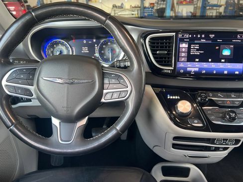 Used 2022 Chrysler Pacifica Touring-L FWD image 14