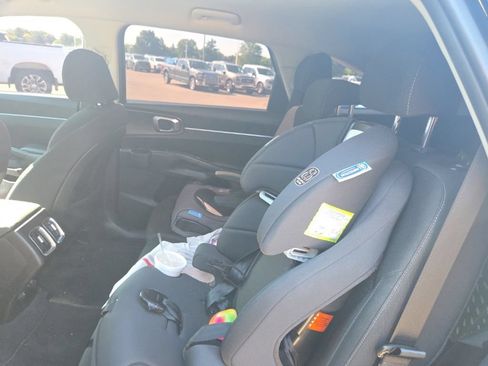 Used 2023 Kia Sorento LX FWD image 9
