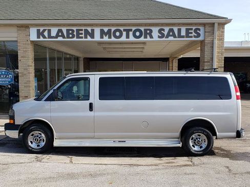 Used 2009 GMC Savana 3500 Extended Passenger w/ LT Preferred Equipment Group image 2