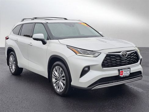 Used 2025 Toyota Highlander Platinum image 7