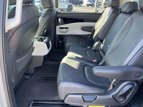 Used 2024 Kia Carnival EX image 10