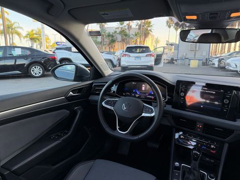 Used 2025 Volkswagen Jetta SE image 33